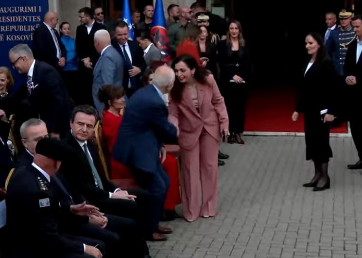 Ceremonia e inaugurimit: Vjosa Osmani shmang Kurtin, por përshëndet liderët e tjerë