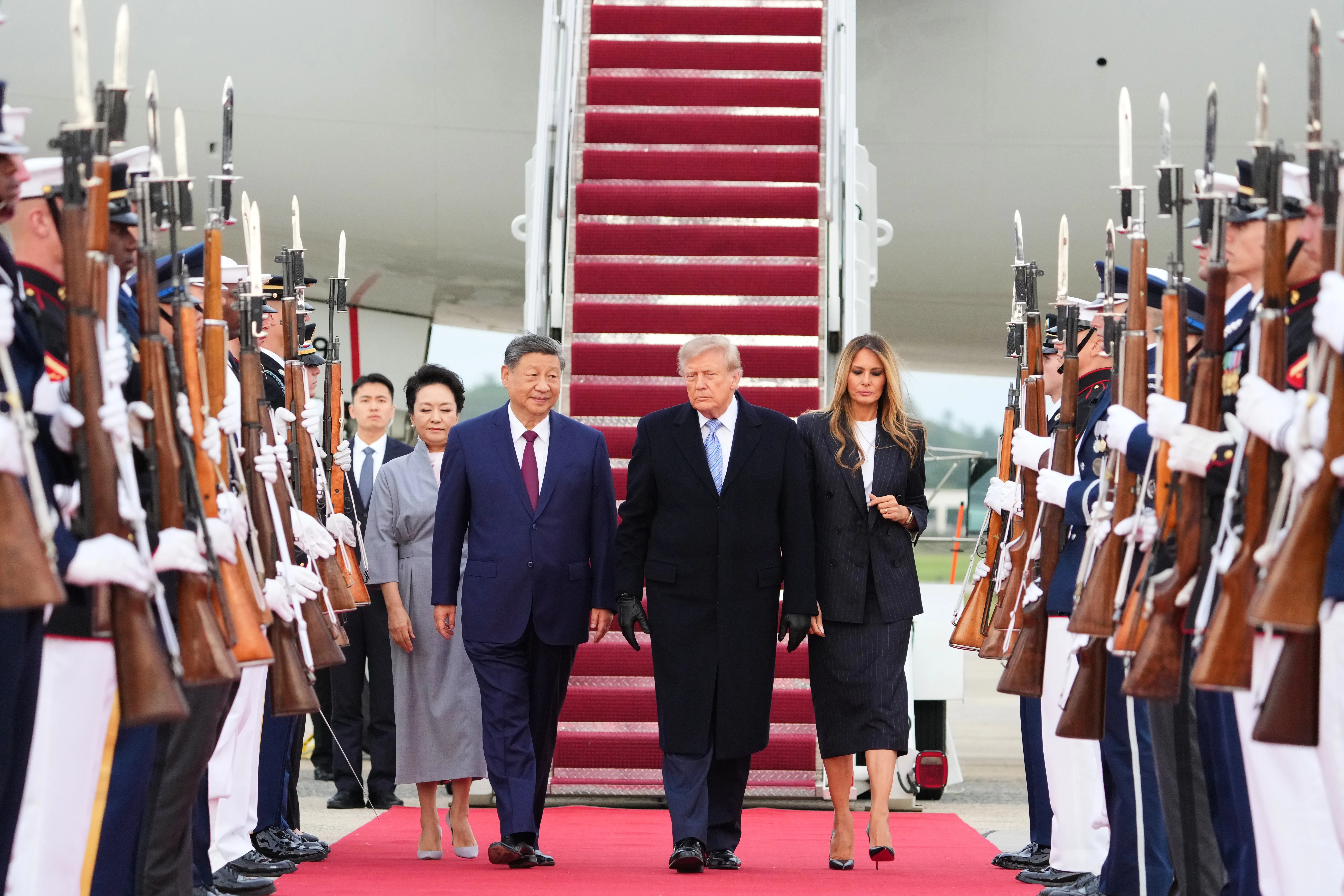 Presidenti kinez mbërrin në SHBA, Trumpi e pret me ceremoni shtetërore