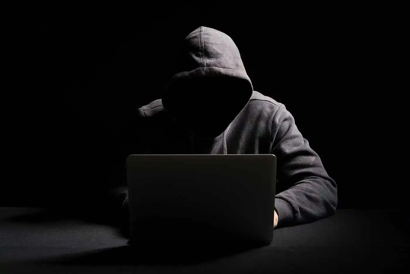 Rrjeta e mashtrimeve kibernetike: Si ra në grackën e FBI-së tregu ilegal i vëllezërve nga Kosova?