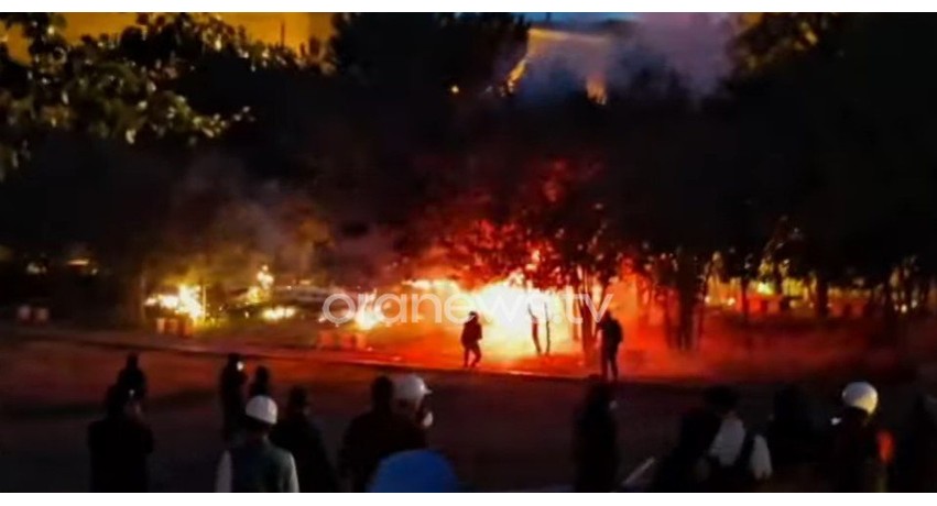 Përshkallëzim i dhunës në Tiranë: Protestuesit sulmojnë policinë me fishekzjarre dhe molotovë te Bashkia