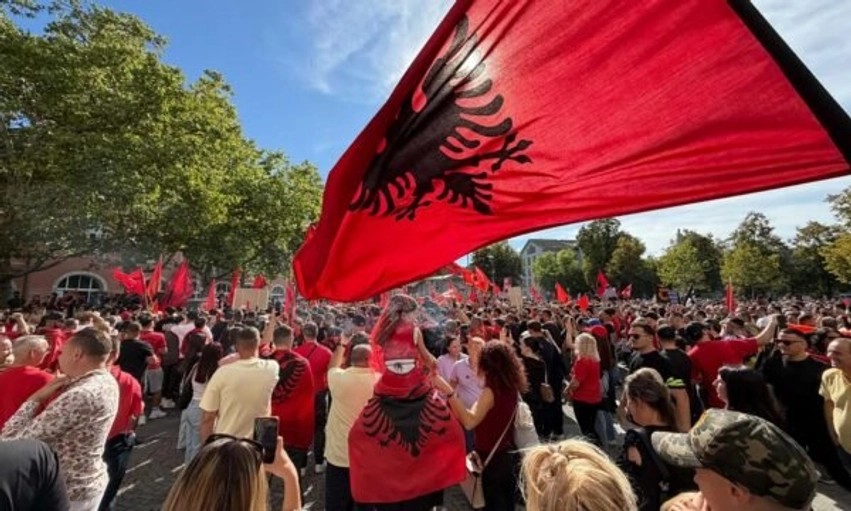 Diaspora ngrihet në protestë sot: Gjermania, Zvicra dhe Suedia në mbështetje të ish-krerëve të UÇK-së