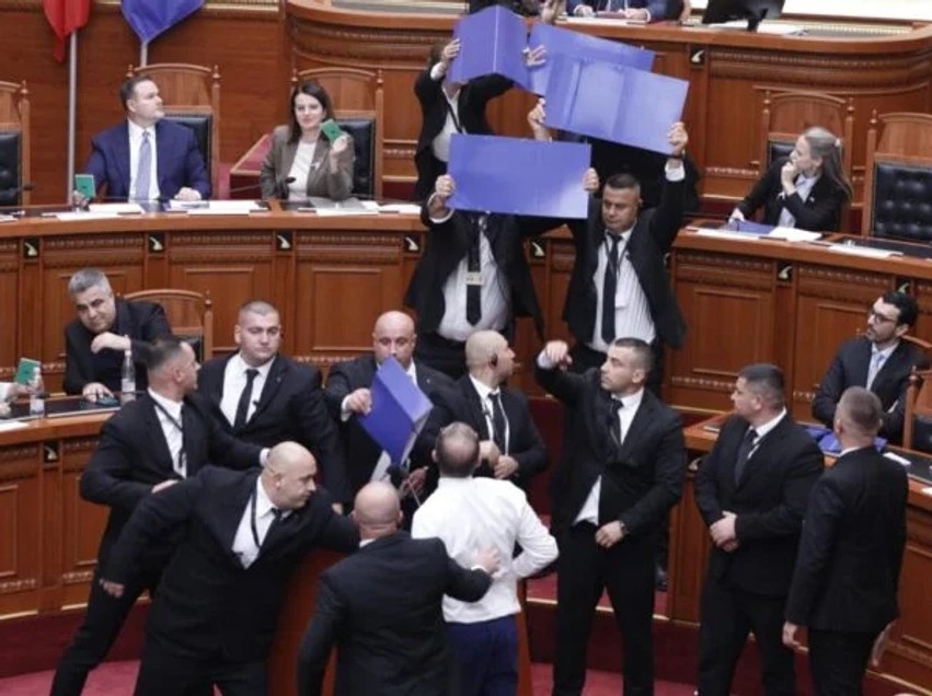 Kriza në Kuvend: Sekreti i Etikës përjashton për 60 ditë dy deputetët e opozitës pas incidenteve për Reformën Territoriale