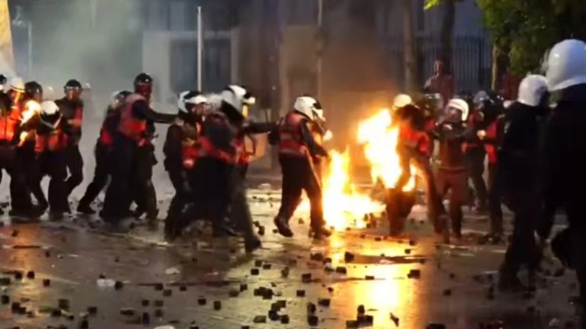 Tensionet e larta në bulevard: Efektivi merr flakë nga molotovi, tre policë mbeten të plagosur