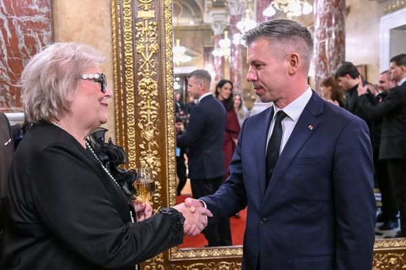 Vizita zyrtare në Budapest: Presidentja Shiroka Pula pritet nga kryeministri hungarez, Péter Magyar