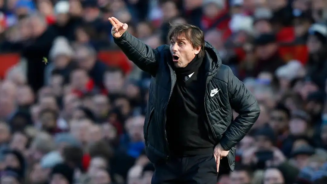 Kriza në “Old Trafford”: Antonio Conte shpreh gatishmërinë për të marrë drejtimin e Manchester United