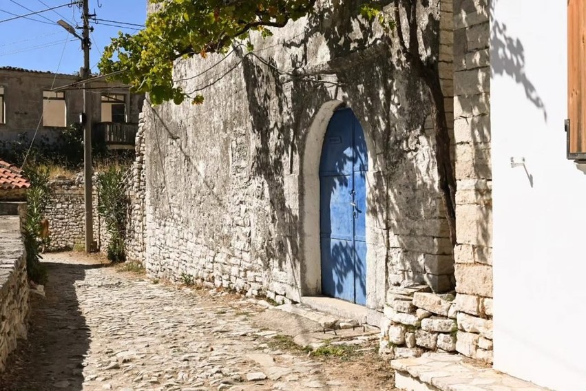 Riviera shqiptare nuk njeh ndalesë, vizitorët e huaj mbushin Qeparonë edhe në zemër të vjeshtës