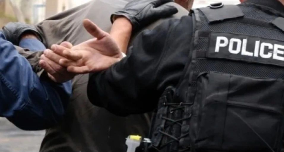 Arrestohet një zyrtar që dyshohet se mori ryshfet nga pronarë biznesesh