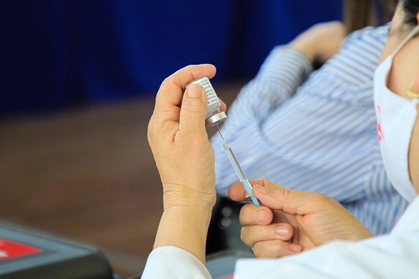 Vaksinimi i dyfishtë kundër gripit dhe COVID-19: A duhet t'i marrim njëkohësisht apo veçmas?