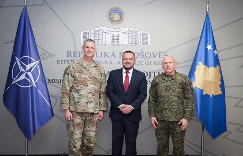 Bashkëpunimi ushtarak: Ministri Maqedonci diskuton me gjeneralin amerikan për modernizimin e FSK-së