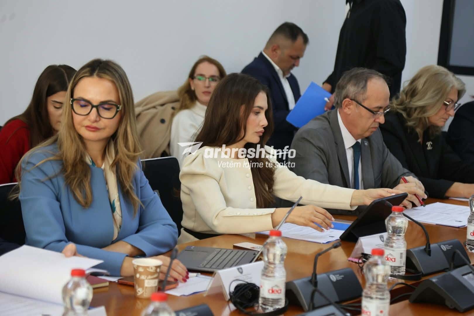 Rrëzohet nisma për memorialin e fëmijëve të luftës, shpërthen debati i ashpër mes Muratit dhe Haxhiut në Komision