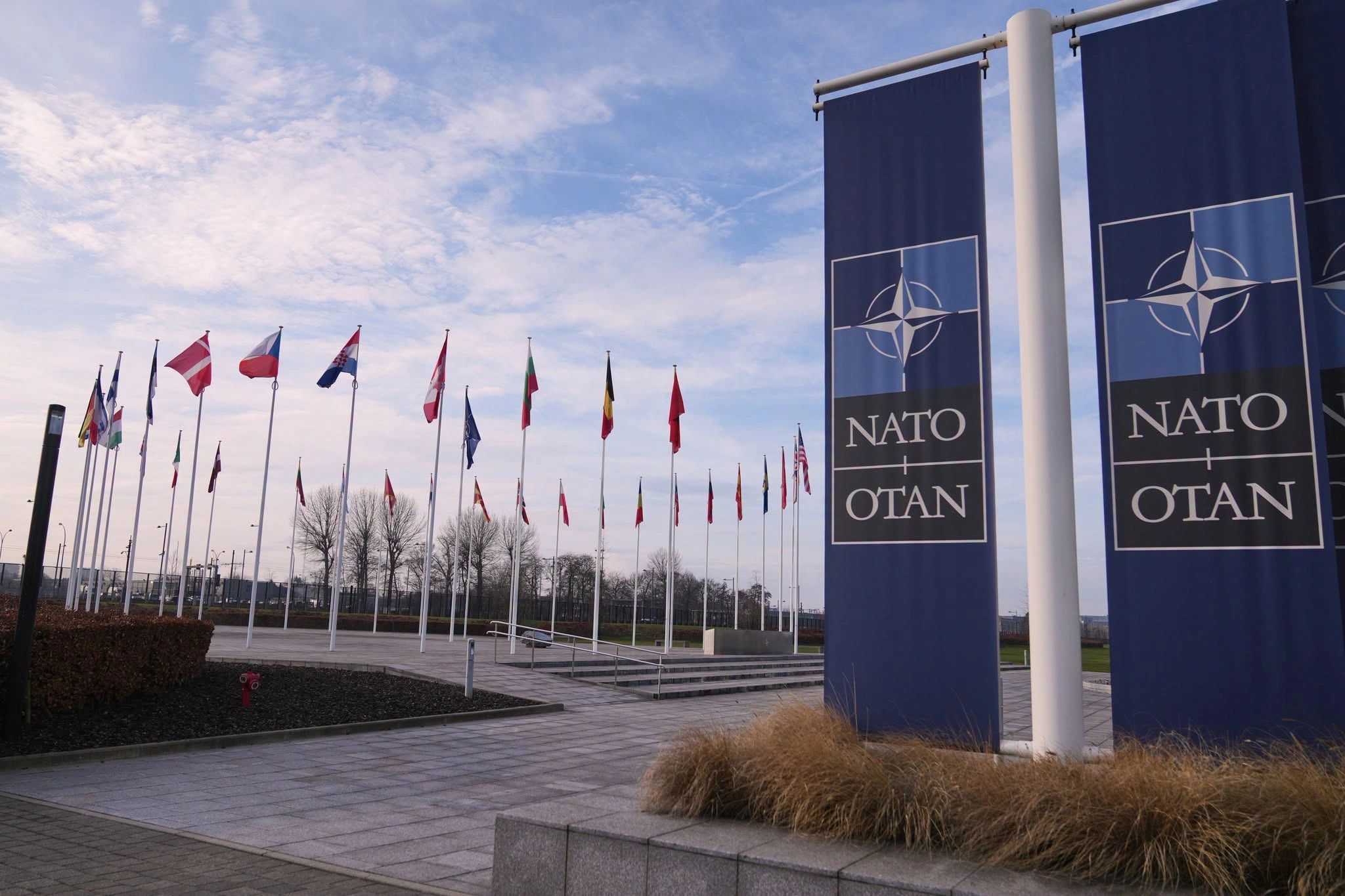 NATO: Partneriteti me Serbinë duhet të jetë rrugë e dyanshme – kërkojmë përgjegjësi për aktet e dhunës nga viti 2023