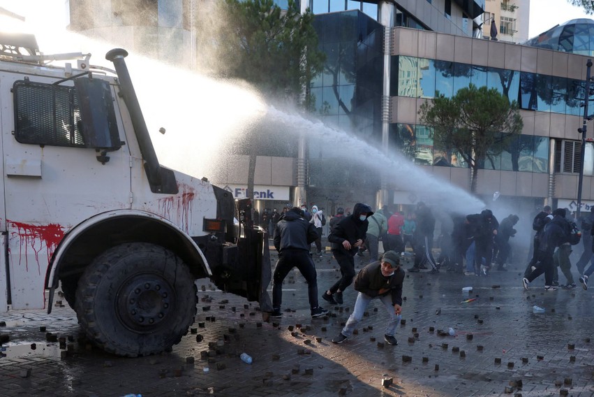 Kriza në Shqipëri, analistët nga Kosova dhe Shqipëria alarmojnë për radikalizmin e protestave dhe dëmtimin e bizneseve