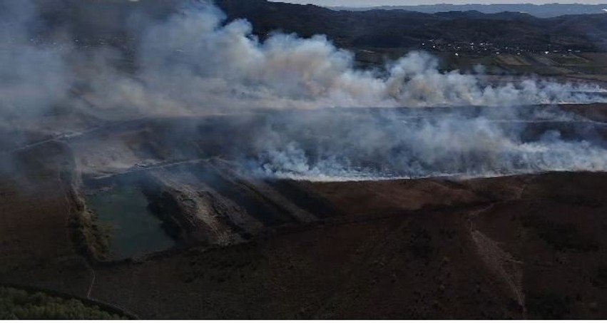 Situatë alarmante në Peqin: Dy vatra masive zjarri kërcënojnë aksin kombëtar
