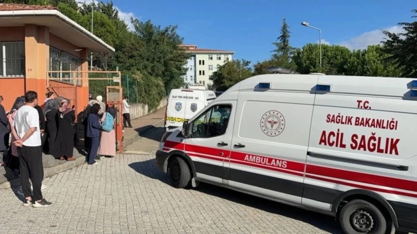 Tragjedi e shmangur për pak në Stamboll: 15-vjeçarja sulmon me thikë nxënëset në shkollë, plagosen 8 prej tyre