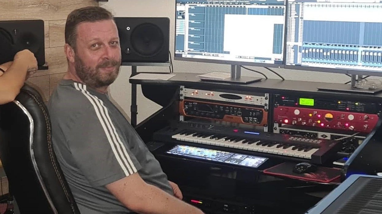 Skandali me videot e Adrian Hilës: Publikohet pamja e re ku diskutohet pajisja dyshuese në studio