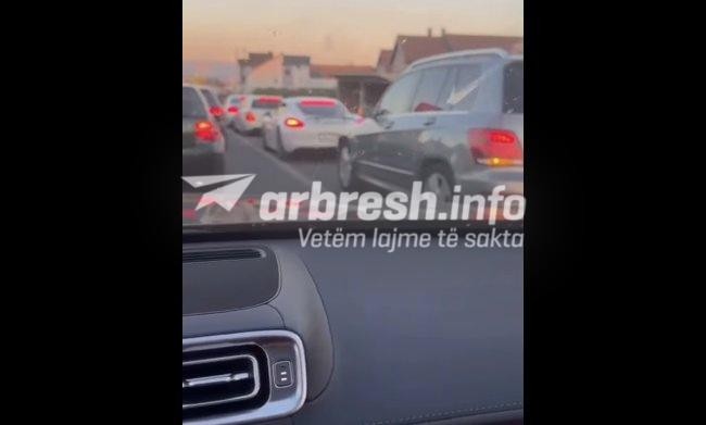Trafiku në rrezik pranë aeroportit: Drejtuesit e automjeteve shkelin rregullat duke futur veturat në shiritin emergjent