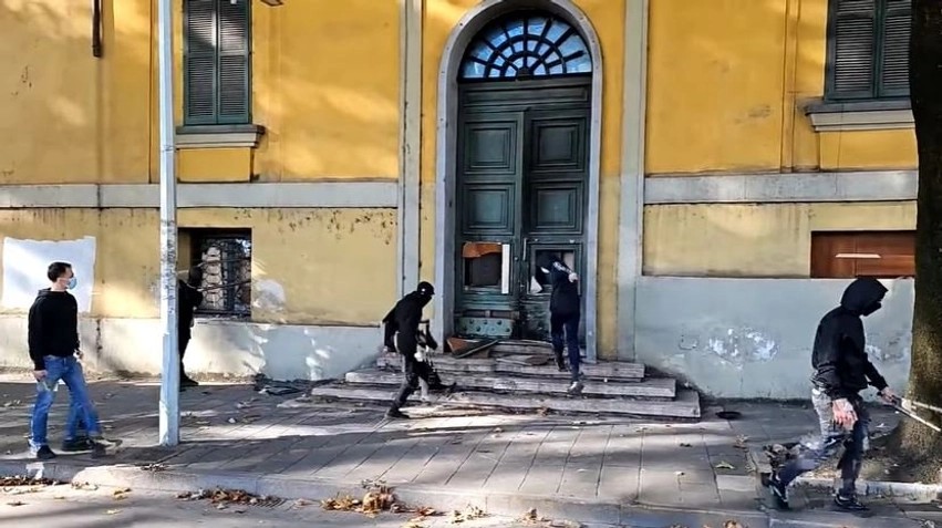 Tensionohet situata në kryeqytet: Studentët sulmojnë dhe i vënë flakën hyrjes së Ministrisë së Ekonomisë