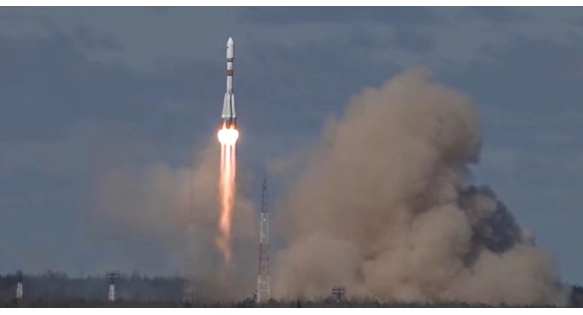Tensionet në orbitë: Afërsia e rrezikshme mes një sateliti ushtarak rus dhe atij që mbështet Ukrainën ringjall frikën për konflikt hapësinor