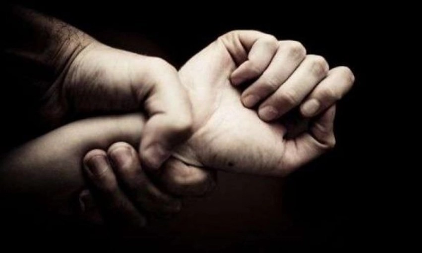 Dhunë në familje në Podujevë: Arrestohet i dyshuari që sulmoi të atin, dërgohet në mbajtje pas trajtimit në QKUK