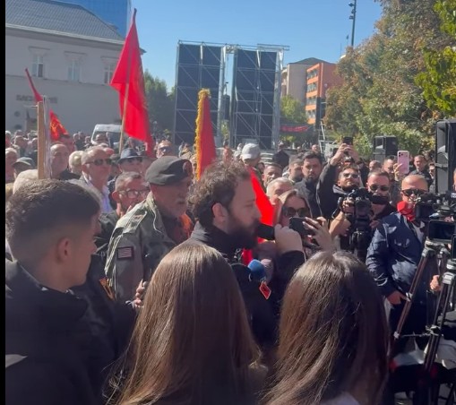 Votimi i parë kalon, protestuesit e “Jo në emrin tim” mbeten para Kuvendit deri në miratimin përfundimtar