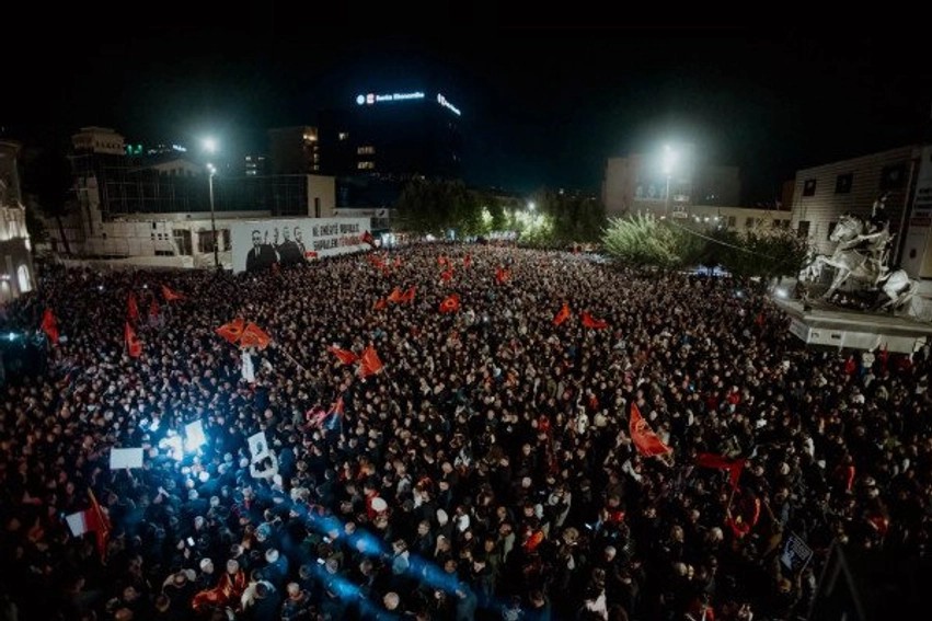 Vazhdon mobilizimi në Prishtinë: Mbrëmja e dhjetë e protestës “Jo në emrin tim” në mbrojtje të UÇK-së