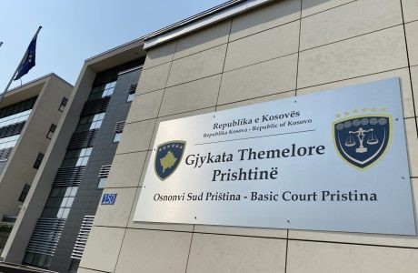 Gjyqi për dëbimin masiv të shqiptarëve: 21 të akuzuar për krime lufte përballen me drejtësinë në mungesë
