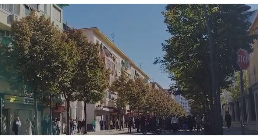 Kërkesa për dorëheqjen e kryeministrit bashkon studentët e Mjekësisë në marshim proteste nëpër Tiranë