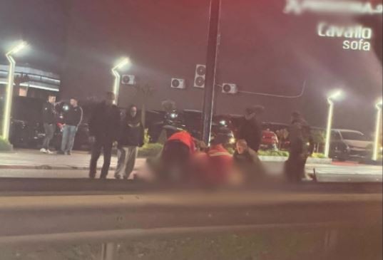 Aksident fatal në autostradën Prishtinë-Ferizaj: Humb jetën motoçiklisti pas përplasjes me dy vetura në Llapnasellë