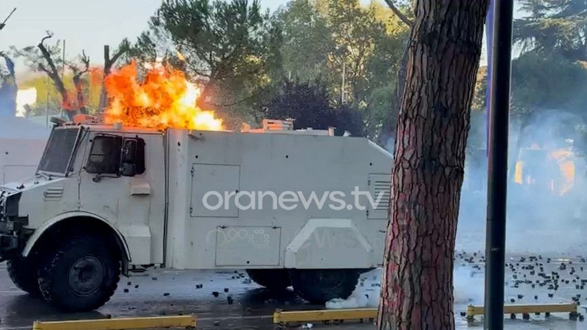 Përshkallëzohet protesta në Tiranë: Digjet një automjet te Kryeministrja, ndërhyn autoboti i ujësjellësit