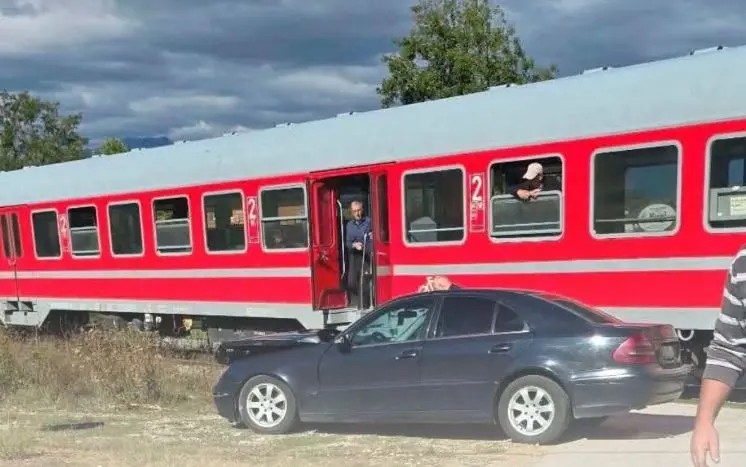 Aksident në Pejë: Përplasen treni dhe një veturë, një i lënduar përfundon në spital