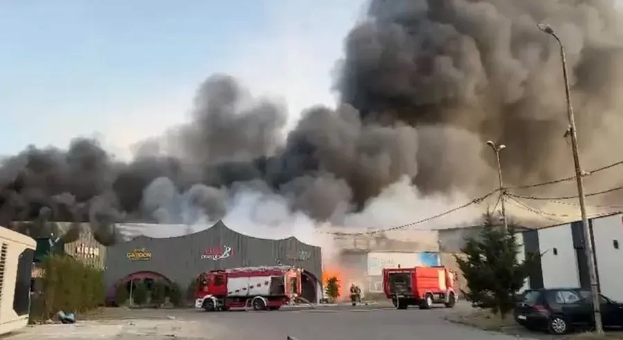 Flakë të mëdha përfshijnë një objekt në aksin Prishtinë-Fushë Kosovë, plagoset zjarrfikësi gjatë aksionit