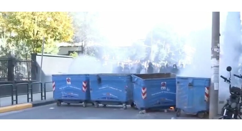 Përshkallëzohet protesta e gjimnazistëve të “Partizanit”: Bllokojnë rrugën dhe i vënë flakën kazanëve të mbeturinave në Tiranë