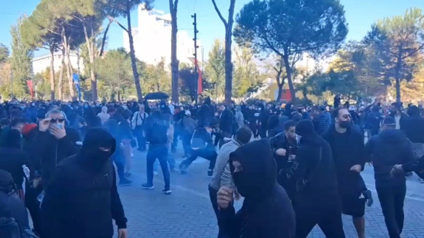 Dita e pestë e tubimit: Tre manifestues kërkojnë ndihmë mjekësore në Spitalin e Traumës