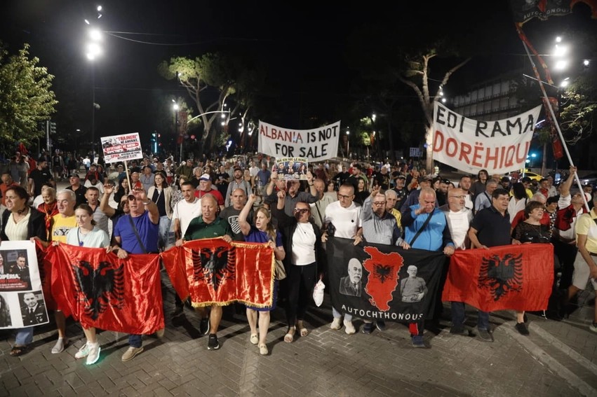 Dita e 118-të e revoltës: Qytetarët marshojnë sërish drejt Kryeministrisë dhe kërkojnë largimin e Edi Ramës