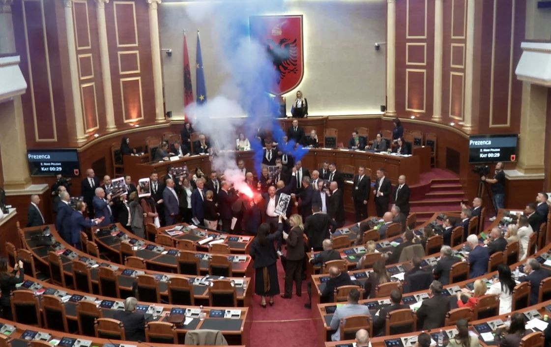 Tensione dhe tymuese në Parlament: Bllokohet foltorja, Peleshi përjashton katër deputetë të opozitës
