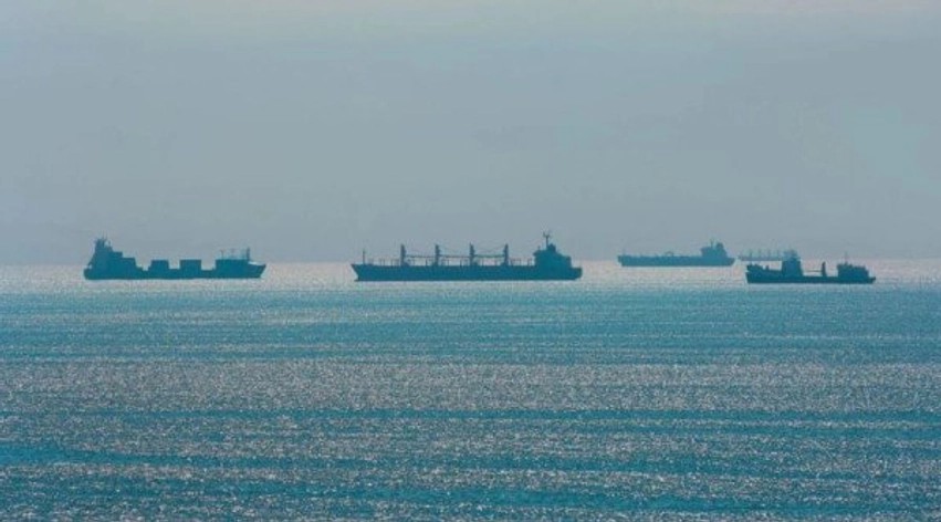 Përshkallëzohen tensionet në Gjirin Persik: Raketa godet një cisternë nafte në Ngushticën e Hormuzit