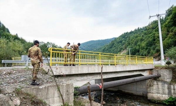 Misioni i KFOR-it kryen inspektime të infrastrukturës rrugore dhe urave në komunën e Deçanit