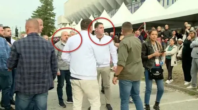 Skandal në Serbi: Milan Radoiçiq shfaqet krah djalit të Aleksandar Vuçiqit në tubimin e SNS-së
