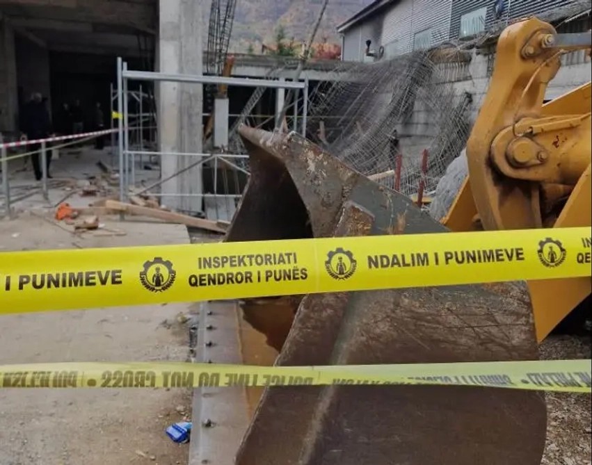 Shembja e betonit në Prizren lëndon gjashtë punëtorë, pezullohen punimet në kantier
