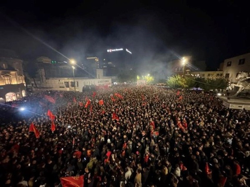 Lehtësim për qytetarët: Parkingu prapa Pallatit të Rinisë ofrohet falas gjatë protestës “Jo në emrin tim”