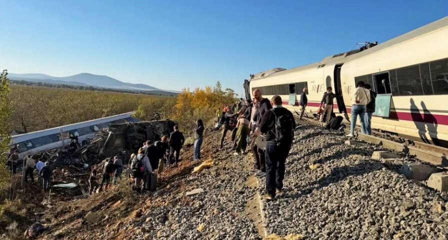 Tragjedi hekurudhore në Spanjë: Përplasja e dy trenave lë pas dhjetëra viktima