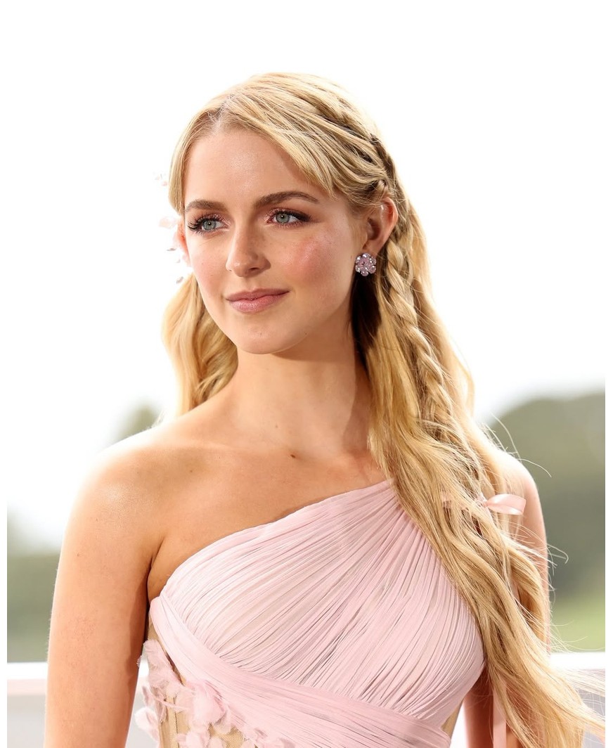 Stil rozë dhe elegancë: Mckenna Grace magjeps Sidney-n për filmin e ri të 'The Hunger Games'
