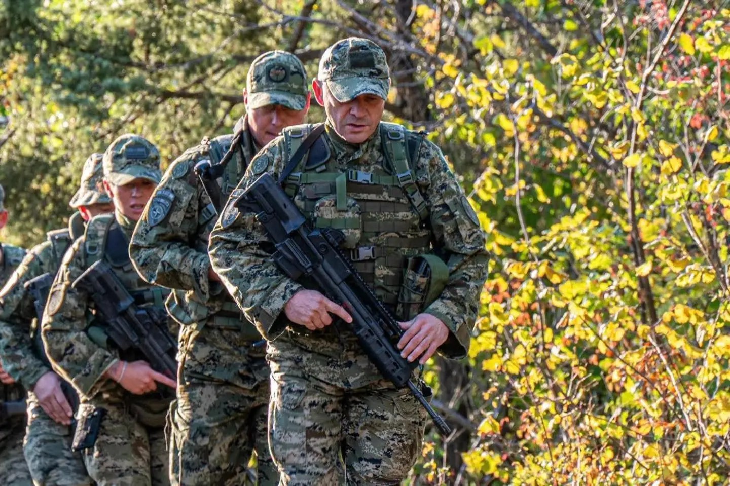 Misioni i KFOR-it intensifikon stërvitjet: Ushtarët ndërkombëtarë realizojnë marshime malore në Kosovë
