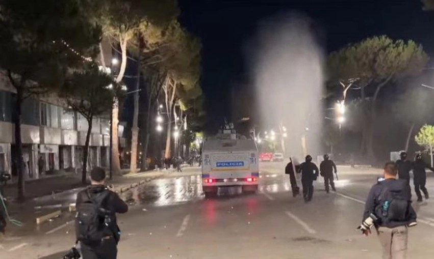 Tensionohet situata para Kryeministrisë: Policia përdor ujëhedhësin pas sulmit me gurë nga protestuesit