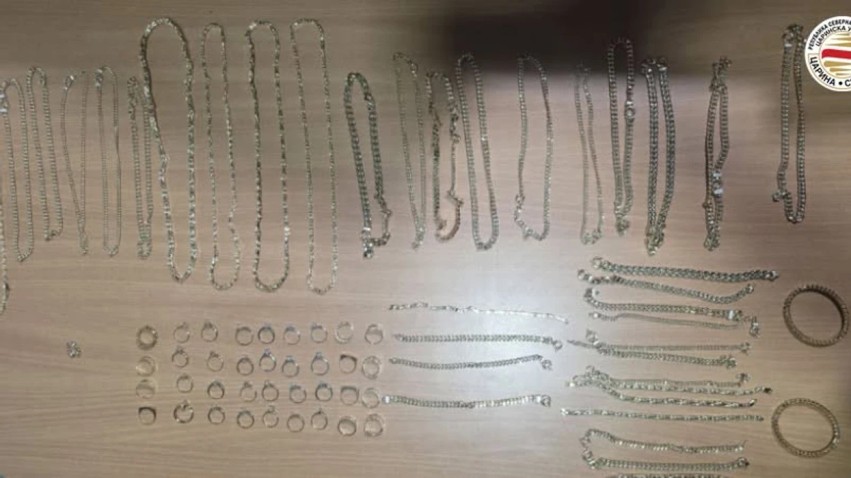 Tentoi t'i fusë kontrabandë nëpërmjet një jastëku qafe, kapen bizhuteri ari me vlerë 4 milionë denarë në Bogorodicë