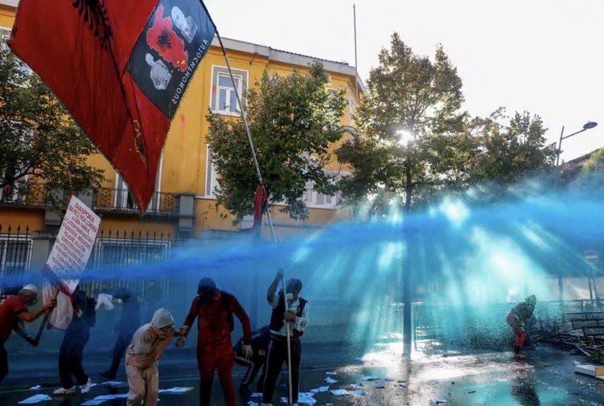 Valë e re protestash në vend: Gjimnazistët i bashkohen studentëve, tensionohet situata në rrugët e kryeqytetit