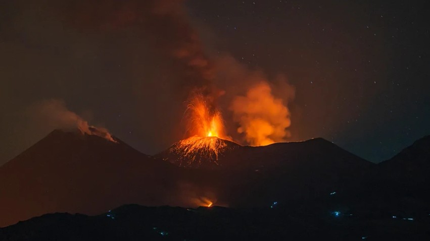 Vullkani Etna përsëri në aktivitet, paralizohet trafiku ajror në Katania