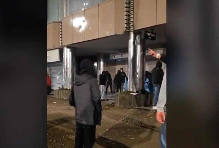 Tensionohet situata në Tiranë: Protestuesit qëllojnë me gurë Kryeministrinë dhe Kryesinë e Kuvendit