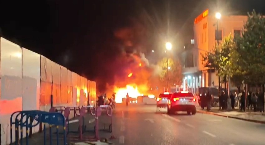 Trazirat në kryeqytet: Protestuesit zhvendosen në rrugë dhe u vënë flakën koshave e një kioske