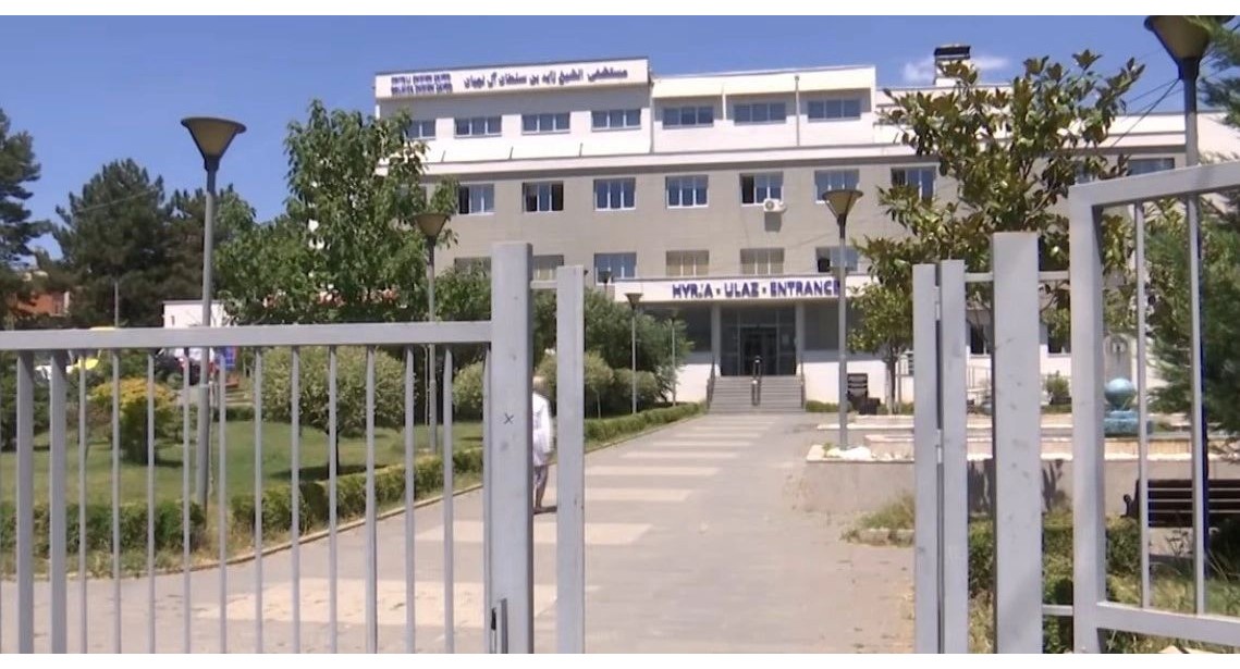 Skandali në Spitalin e Vushtrrisë: Pacientët u detyruan të blejnë vetë materialin kirurgjikal, reagon SHSKUK-ja